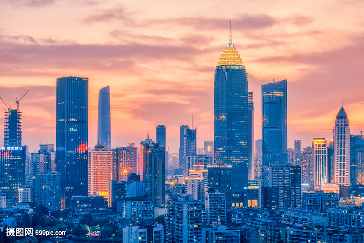 夕阳晚霞映照下的武汉城市夜景