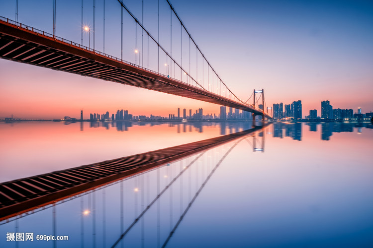 武汉璀璨夜色 鹦鹉洲长江大桥的光影交响