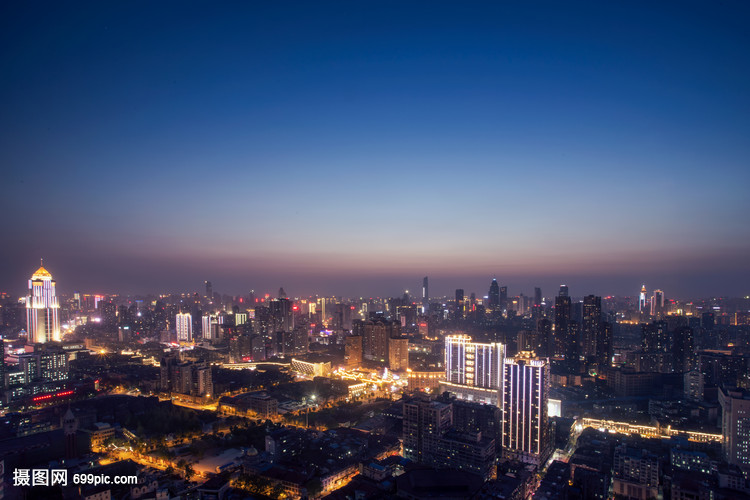 登高俯瞰武汉黄昏