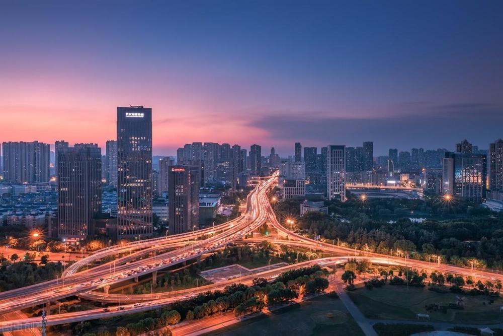 烟火气与机遇场 武汉与深圳的就业选择之谜